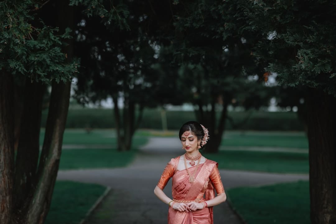 杨默依全新EP《不率直》正式官宣 首波主打曲《昙花》诠释惋惜美学